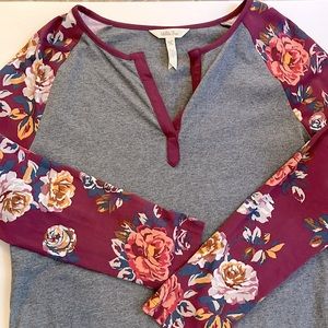 Matilda Jane Floral sleeved v-neck tee medium Like New